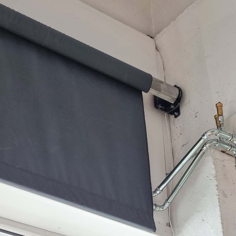 Rullo žalūziju sistēma aptumšojošiem aizkariem ar elektrisko piedziņu